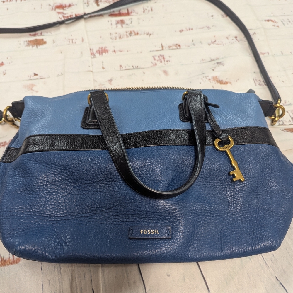 Fossil Pebbeled Leather Crossbody Purse - Picture 2 of 7